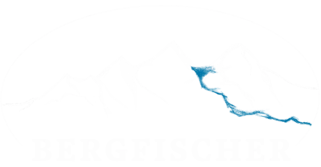 Stilisierte Bergkette mit einem kleinen blauen Bergsee, aus dem ein Bach ins Tal fliesst, darunter der Schriftzug ‚BERGFISCHER‘