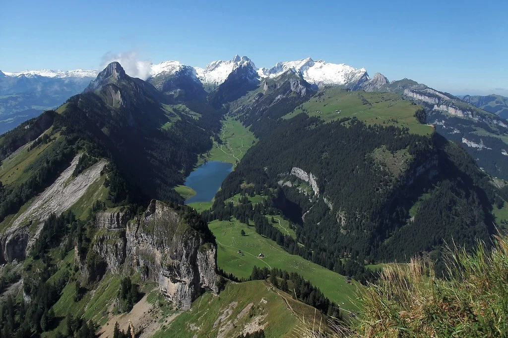 Nachtaufnahme des Samtisersees mit Berghütte und Sternenhimmel.