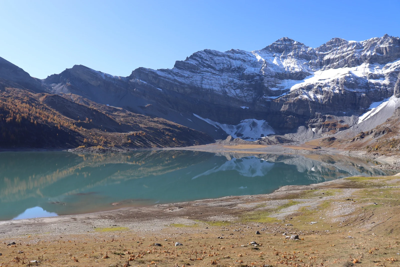 Türkisblauer Lac de Salanfe mit Spiegelung der schneebedeckten Berge im Wallis, Schweiz.