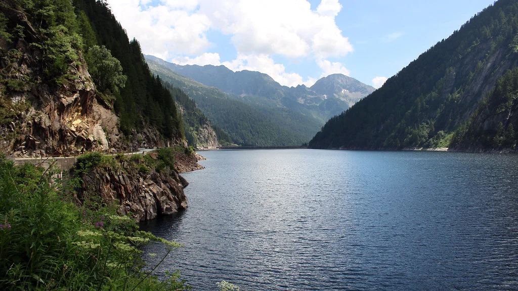Lago del Sambuco mit Bergen und grünen Hängen im Tessin, Schweiz.