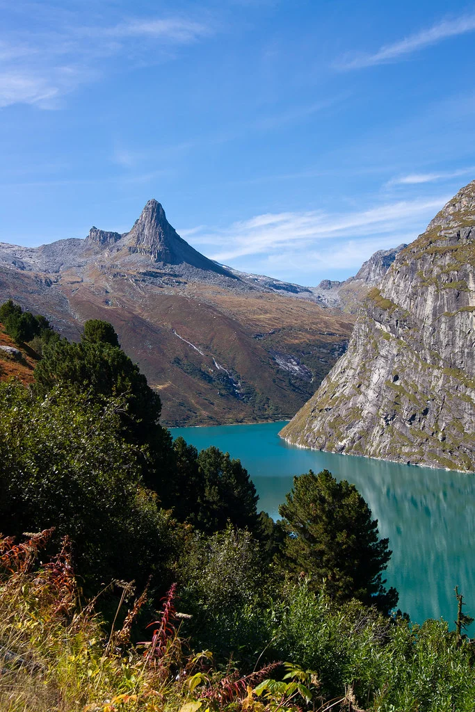 Zervreilasee mit Bergpanorama und türkisfarbenem Wasser an einem sonnigen Tag.